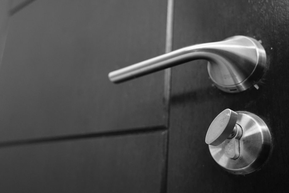 Poignée de porte en inox avec système de serrure sécurisé